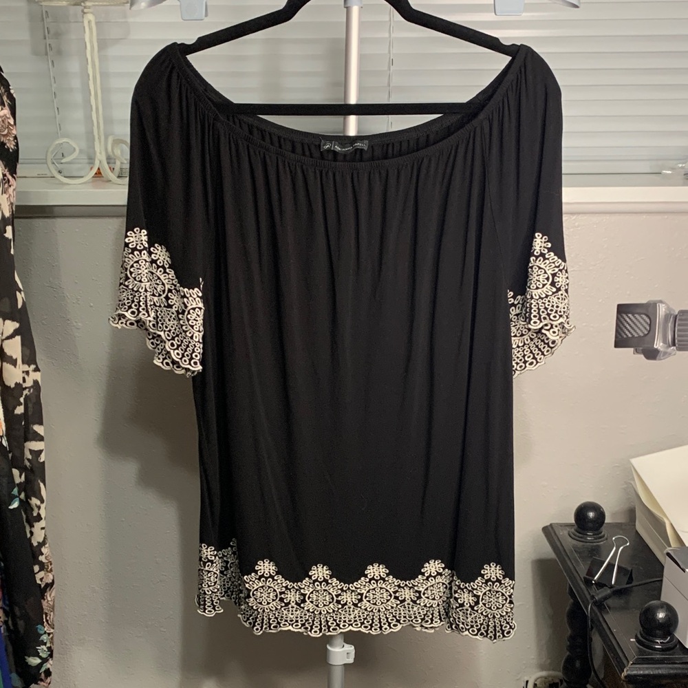 Adrianna Papell‎ Black Blouse with Cream Embroidery